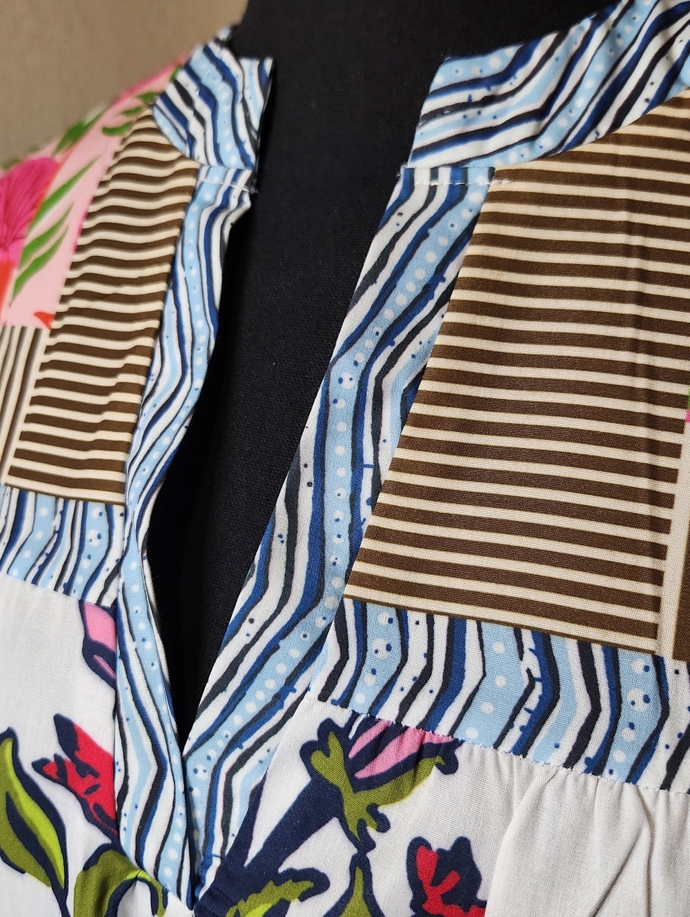 Floral Split-Neck Cotton Blouse in White and Pink - Picture 3 of 10